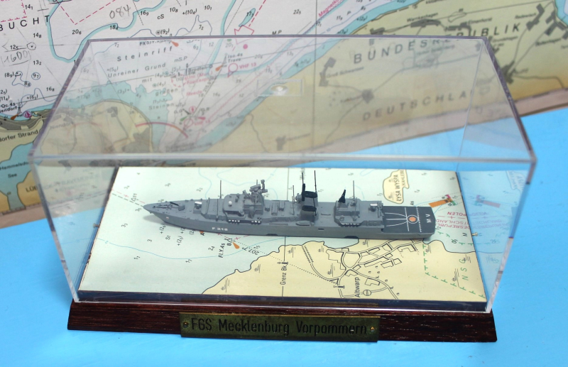 Fregatte F 218 "Mecklenburg-Vorpommern" in Vitrine (1 St.) D 20xx Albatros ALK 52cx